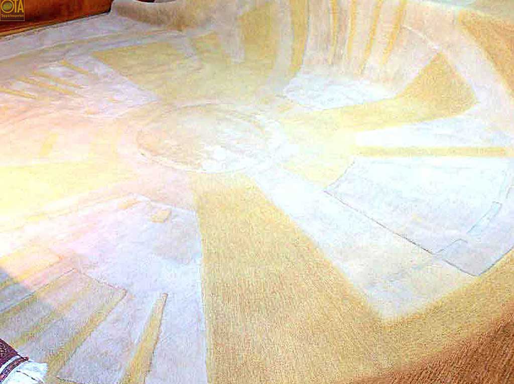 Gereinigter grosser Kirchenteppich