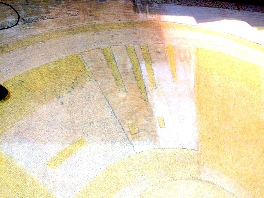 Großer Kirchenteppich wird bei uns gereinigt