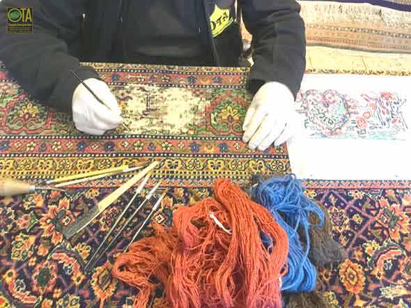 Abgetretene Stellen im Teppich während der Teppichreparatur