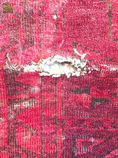 Loch in einem handgeknüpften Teppich