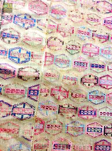 Alter Kelim mit gerissenem Flor