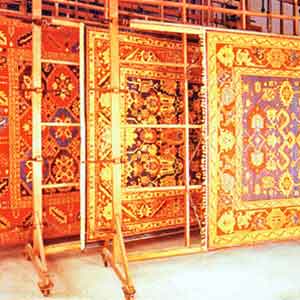 Gewaschene Teppiche hängen auf einem Spanngerät. Dadurch werden die Wellen beseitigt