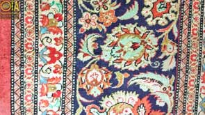 Morsche Stelle und Loch an einem Ghom Seidenteppich vor unserer Teppich-Reparatur