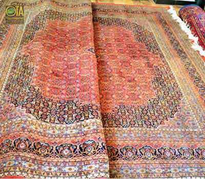 Ein Perserteppich ist für den Kunden zu breit und wird verschmälert Ein feiner persischer Täbriz vor dem Verkleinern