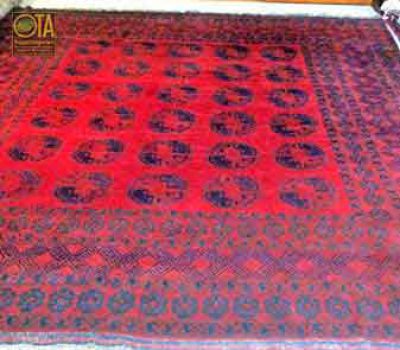 Ein alter Afghan ist zu gross und muss verkleinert werden Man muss den afghanischen Teppich kürzen